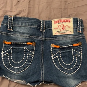Låg midjade jeansshorts - Snygga blå jeansshorts från True Religion. Säljer dessa då de är försmå. 34 cm tvärs över. Knappen är lite lös men funkar ändå💗