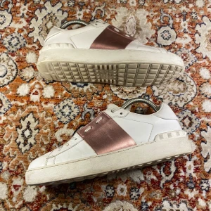 Valentino Open skor - Hej! Säljer nu mina skor från märket Valentino , storlek 38, bra skick. Givetvis äkta, Tveka inte på att höra av dig om du har frågor eller funderingar kring skorna!