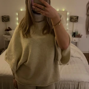 Zara poncho - Superfin och mysig poncho/tröja från zara💕