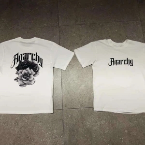 Anarchy Clothing UF t-shirt - Snygga oversized t-shirts i både vit och svart med tryck bak och fram. Perfekta tröjor för dom med stil. Köp 1-2 storlekar större beroende på hur lös du vill att dom ska sitta. Dom är mindre i storlek. Skriv privat vad du skulle vilja beställa☺️