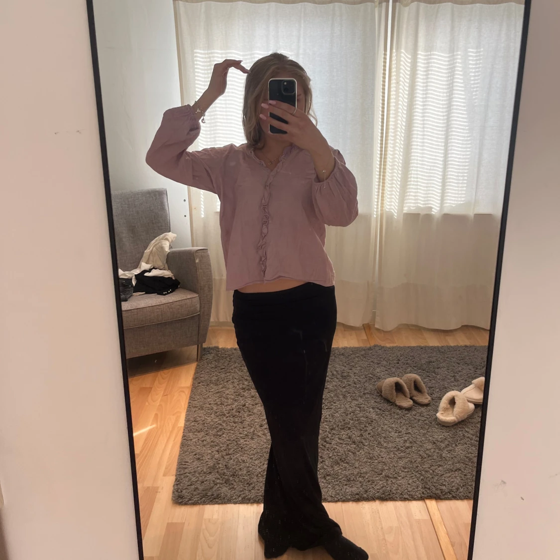 Ljusrosa blus med volangdetaljer