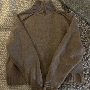 Polotröja  - Så snygg stickad polotröja från H&M. Väldigt liten i storleken och passar mig som har S perfekt💞