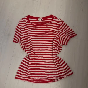 Röd- och vitrandig t shirt från Monki - Säljer en röd- och vitrandig shirt från Monki i storlek XS då den inte kommer till användning 💕