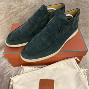 Loro Piana Open Walk - Riktigt schyssta mossgröna Open Walk från ikoniska Loro Piana. I mitt tycke den skönaste skon. Storlek 44. Skor, box och dustbags ingår. Inga byten.