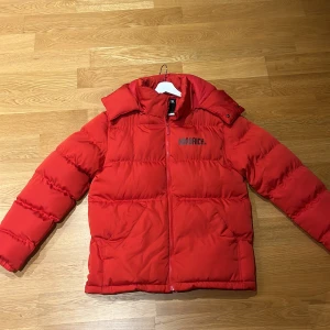 Röd Hoodrich jacka - Säljer en röd pufferjacka från Hoodrich i storlek L. Nypris 1500 och är nästan aldrig använd. Kan tänkas gå ner i pris vid snabb affär