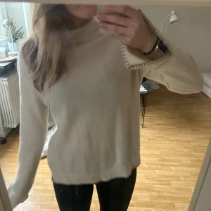 Beige Kashmir tröja 💞 - Säljer en beige kashmir tröja från The White Company, köpt i usa för 2000kr men endast använd en gång, så skön men kommer inte till användning ❤️ Säljer därför för 400.