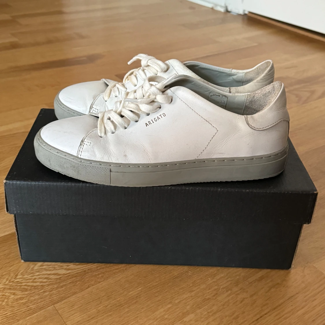 Vita sneakers från Axel Arigato 38  - 1