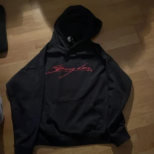 STORLEKSBYTE Yung Lean Hoodie (L till M) - ENDAST STORLEKSBYTE ELLER TRADE MOT ZIP HOODIEN!! Köpte hoodien på lean konseterten 1 mars i storlek L och vill byta med någon tills storlek M eller S asså snälla😞 Provat på den kanske 2 gånger så den är i nyskick!!