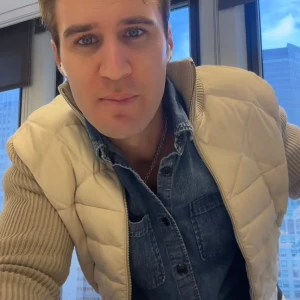 Moncler cardigan - Säljer en snygg as det biege cardigan från moncler, som bland annat chris heyn har. Sällsynt att få tag på och är i mycket bra skick. Ändå defekter är att moncler logan inne har låsnat på ena sidan. Storlek L men sitter mer som M passar båda S också. Nypris=13k