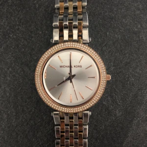Michael Kors klocka  - Säljer min Michael kors klocka. Ett ”streck” har släppt som man ser i bilden och man måste byta batteri. 