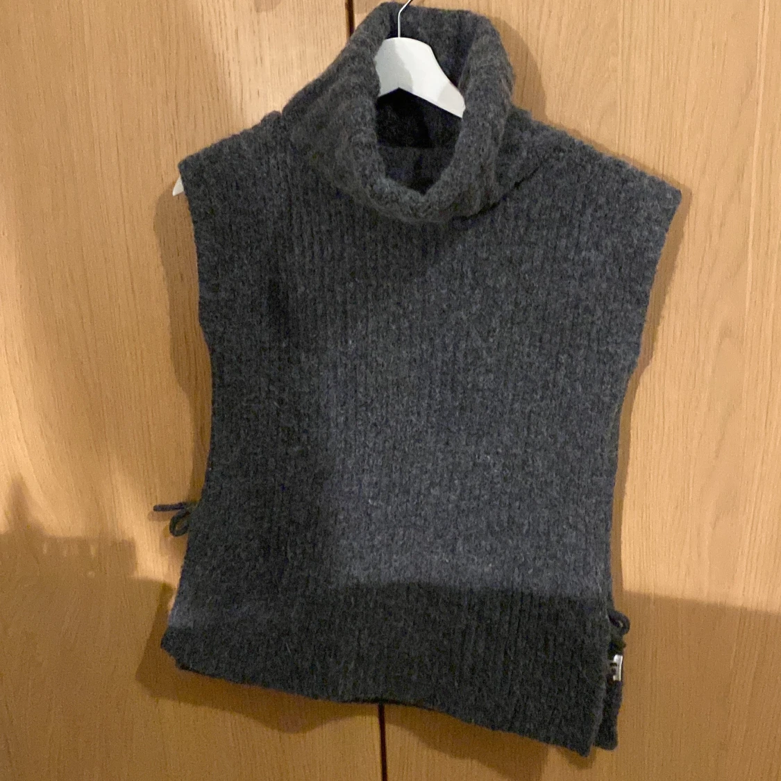 Polokragge stickade ärmlös  - 2