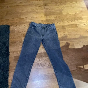 Grå jeans från D.M.D| strl 158 - Snygga grå jeans från D.M.D med klassisk femficksdesign. Aldrig använda. Slitningen på fickorna är en design 