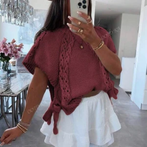 Vinröd stickad poncho - Snygg vinröd stickad tröja. Passar bra till både jeans och kjol. Ett måste för höstgarderoben!