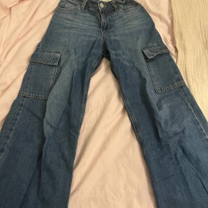 Blå cargopants - Säljer ett par blå cargopants med fickor 