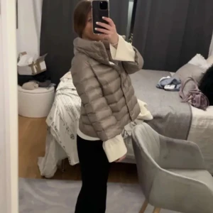 Brun dunjacka från Herno - Säljer en snygg brun dunjacka från Herno.   Jackan har en quiltad design och stängs med knappar. Perfekt för kyligare dagar med sin varma och bekväma passform funkar även perfekt till sommaren.  Ett stilrent val för garderoben. Kan gå ner i pris!!