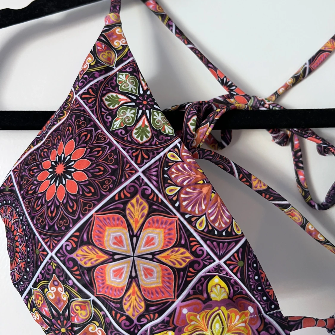 Färgglad bikiniöverdel med mönster - 1