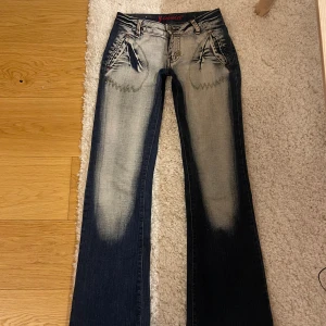 Lågmidjade jeans - SKRIV INNAN KÖP. Säljer dessa jeans då de har blivit lite för små i midjan för mig💕midjemåttet tvärsöver är 34cm och Innerbensmåttet är 76cm, jag är 161 cm lång som referens💕har knappt använt jeansen å de har inga täcken på defekter. Skriv gärna vid frågor. Pris kan diskuteras.