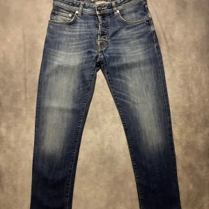 Blå jeans från Jacob Cohen - Snygga blå jeans från Jacob Cohen med en klassisk femficksdesign och knappgylf. Jeansen har en diskret tvättad look och en unik etikett i läder baktill. Perfekta för en stilren vardagslook. Jeansen är knappast använda några tvättar fick bort lite päls. Vid frågor eller funderingar är det bara att skicka meddelande till mig! | skick 9/10 | Nypris ~5500kr | äldre modell | 