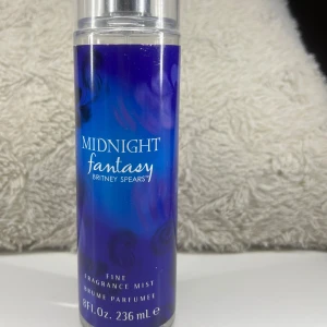 Britney Spears Midnight Fantasy body mist 236ml - Köpt på dermastore för 219kr, endast provad Frakten står köparen för Skriv vid funderingar ☺️