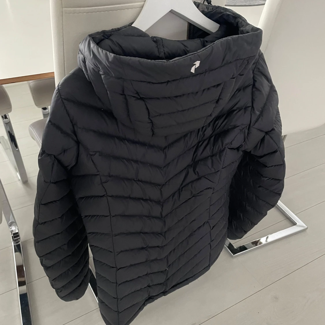 Svart dunjacka från Peak Performance - 1