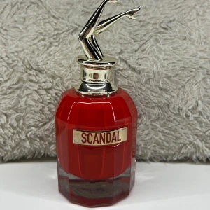 Jean Paul Gaultier Scandal Le Parfum 80ml - Köpt på Notino för 1715kr. Ca 50-60ml kvar, se bild 2 (Ny pris 50ml 1360kr) Frakten står köparen för Skriv vid funderingar eller lägg prisförslag☺️