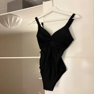 Speedo baddräkt  - Baddräkt från speedo. Shapewear, drar in midjan. Helt oanvänd. Hör av er vid funderingar eller om ni vill ha bilder med hur plagget sitter på mig. Titta gärna in mina andra plagg!