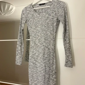 Grå ribbad klänning  - Snygg grå ribbad kort klänning. Hör av er vid funderingar eller om ni vill ha bilder med hur plagget sitter på mig. Titta gärna in mina andra plagg!