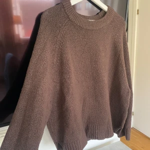 Brun stickad tröja från Pull&Bear - Slutsåld modell, brun stickad tröja från Pull&Bear. Storlek L, funkar för M/S också om man vill ha mer oversized fit. Bra, men använt skick!