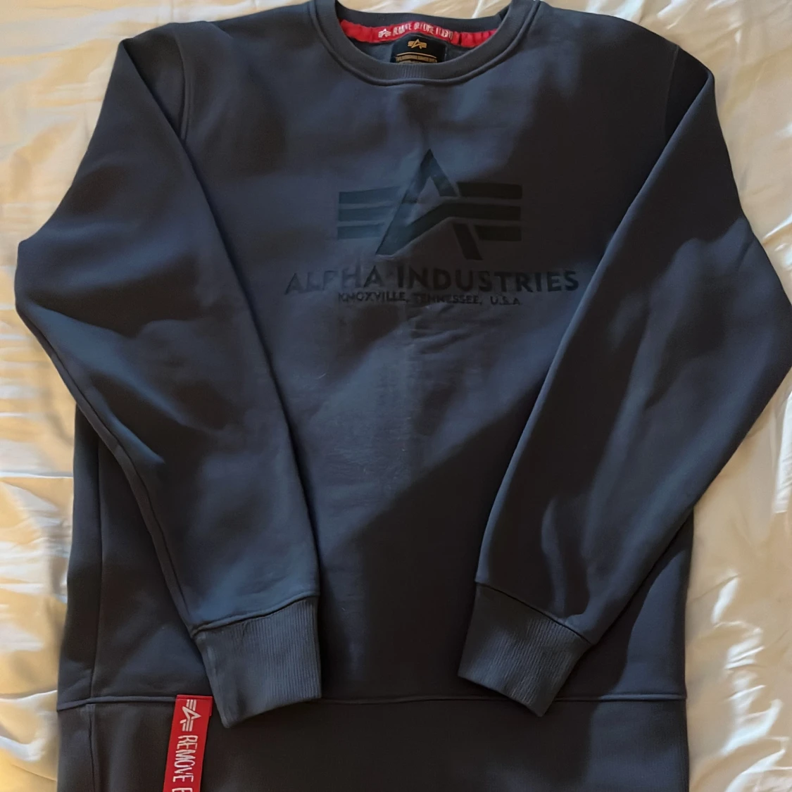 Mörkgrå sweatshirt från Alpha Industries