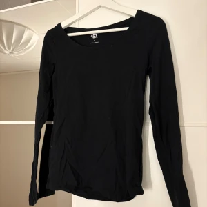Svart långärmad  - Säljer en stilren svart långärmad topp från 157. Perfekt basplagg. Hör av er vid funderingar eller om ni vill ha bilder med hur plagget sitter på mig. Titta gärna in mina andra plagg!