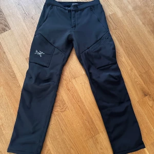 Arc'teryx byxor - Säljer mina svarta Arc’teryx byxor då jag har växt ut dom och midjan har blivit för liten för mig. Byxorna har Gortex vilket är att dom är vatten och vind täta. Använda några gånger men är helt ny skick. Ny pris runt 3000kr. Skriv för fler bilder. Pris kan diskuteras.