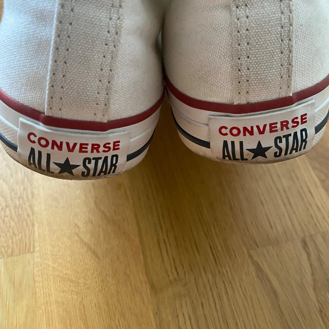 Vita converse skor  - 4