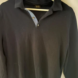 Massimodutti tröja med krage - Massimodutti tröja med krage med en blå detalj vid kragen och ärmen. Nypris 1000