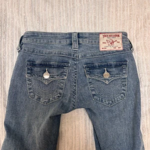 Blå jeans från True Religion - Snygga blå jeans från True Religion med låg midja och flare-stil. Som ny knappt använda 