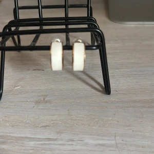 Guldiga chunky örhängen - Säljer ett par chunky örhängen som har  guldigt metallmaterial och som är vita. 