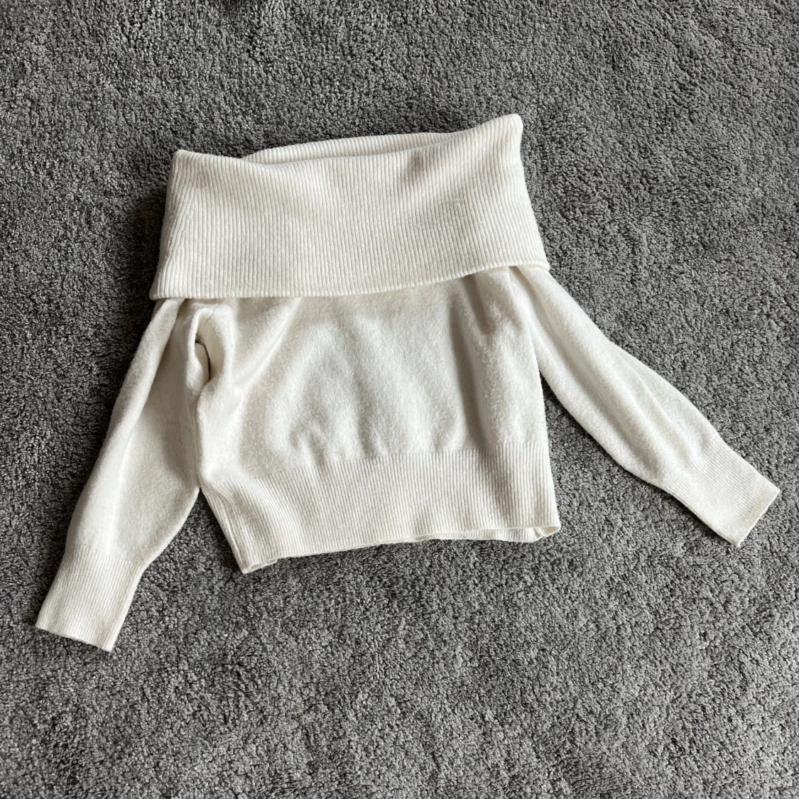 Offshoulder stickad tröja i vitt - 1