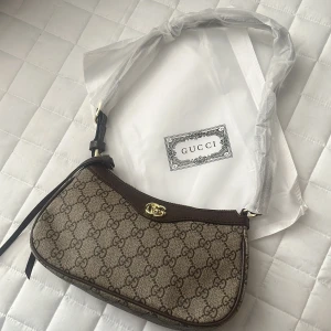 Snygg axelväska - Supersnygg väska som piffar upp vilken outfit som helst! Må se liten ut men får plats med alla nödvändigheter 🙌🏽 väldigt clean och passar till allt ✨