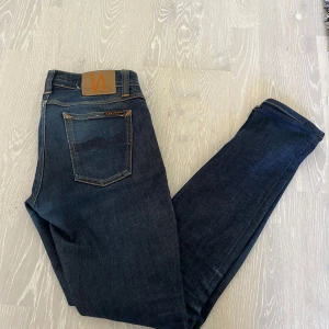 Nudie Jeans - Buda kan gå ner mycket vid snabb affär!                                                                      Tja! Säljer ett par mörkblå jeans från Nudie Jeans av modellen Thinn Finn i färgen blå/mörkblå👖Helt perfekta till våren! | Storlek - W30 L32 | Skick 8/10 | nyrpis 1500kr mitt pris 419kr. Buda gärna kan gå ner vid snabb affär! Tveka inte på att höra av er vid minsta lilla fundering!