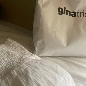 Vit kjol från Gina Tricot - Kjolen finns inte på hemsidan längre så vet inte var den kostar men säljer för 120+frakt