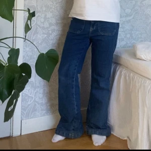 Blåa jeans  - Säljer dessa skit snygga mörkblå jeans!☺️Är runt 160cm lång