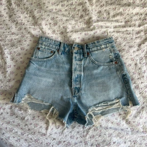 Jeansshorts Zara - Blå jeansshorts från Zara i storlek xs. Knappt använda! Kolla gärna in mina andra annonser!