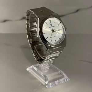 𝐏𝐫𝐞𝐦𝐢𝐮𝐦 𝐒𝐢𝐥𝐯𝐞𝐫𝐟ä𝐫𝐠𝐚𝐝 𝐊𝐥𝐨𝐜𝐤𝐚 𝟒𝟎 𝐦𝐦 - Stilren herrklocka med en silverfärgad länk och en vit urtavla. Klockan har dag- och datumvisning samt en kvartsrörelse. Perfekt för den som gillar en klassisk och elegant stil. BOX, ALLA LÄNKAR, LÄNKJUSTERARE och GLASDUK MEDFÖLJER! PRISET KAN DISKUTERAS VID SNABB AFFÄR!
