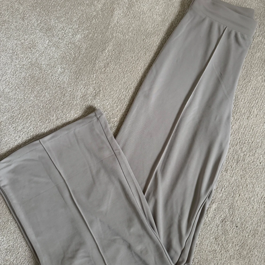 Beige/grå vida byxor