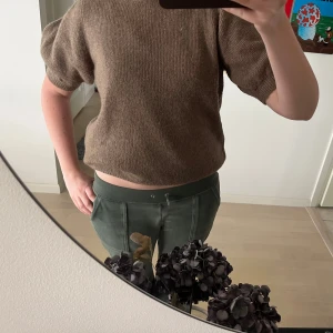 Brun stickad kortärmad tröja - Mysig brun stickad tröja med korta puffärmar och rund halsringning. Enkel och stilren design som passar till mycke💝💝 även mindre i storleken, jag som brukar ha S/M passar i denna superbra med strl L