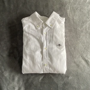 Vit skjorta från GANT - Tja, jag säljer denna skjortan eftersom jag har växt ut den, också för att jag har bara använt den någon enstaka gång. Skjortan är perfekt inför skolavslutningen. Köpte tröjan från kidsbrandstore och priset kan diskuteras 