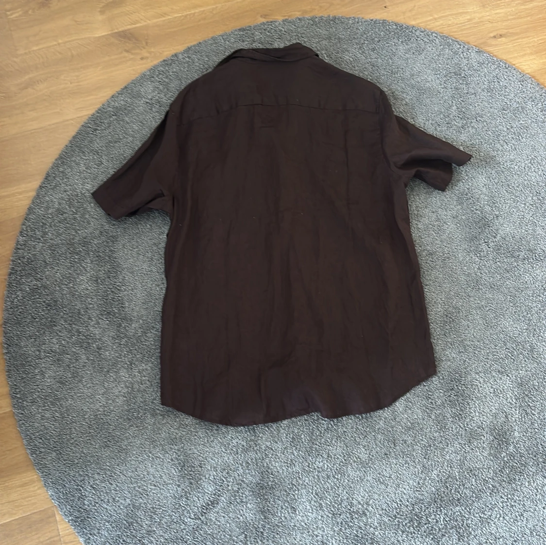 Brun kortärmad skjorta från H&M, aldrig använd! - 1