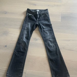 Svarta bootcut jeans från Gina Tricot - mörkgrå jeans från ginatricot strl 164💗low waist och bootcut💗💗