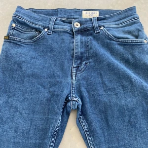 Mörkblå Tiger of Sweden Jeans - Säljer nu dessa riktig snygga Tiger of Sweden jeans| Jeansen är i toppskick💫| De är i storleken 28/32| Går även att köpa tillsammans med de andra Tiger of Sweden jeansen jag har uppe för 375kr sammanlagt💸|