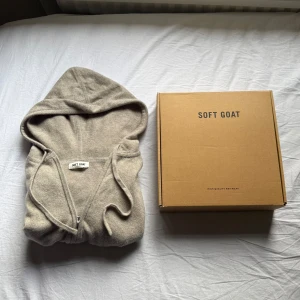 Softgoat kashmir hoodie - Säljer en beige kashmir (100%) hoodie från Soft Goat med dragkedja. Modell är 181 cm. Storleken är S men passar också XS. Box ingår! Pris kan diskuteras vid snabbt köp.