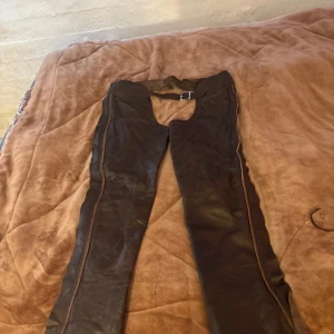 Långa Chaps  - Långa chaps från CRW (gammal modell), bruna, storlek S, fint skick men dem är inte nya ☺️ 600 + ev frakt men kan gå ner i pris vid snabb affär. Finns annars i Helsingborg 😊